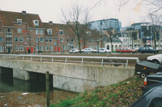 861574 Gezicht op het terrein voor een speelveldje tussen de Nieuwekade (achtergrond) en Weerdsingel W.Z. te Utrecht, ...